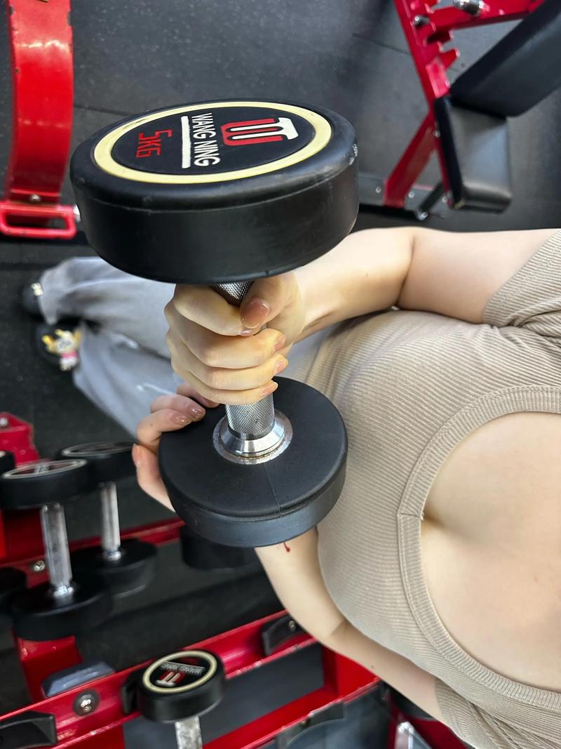 5千克哑铃能练肌肉么_5公斤哑铃新手增肌与老手热身训练