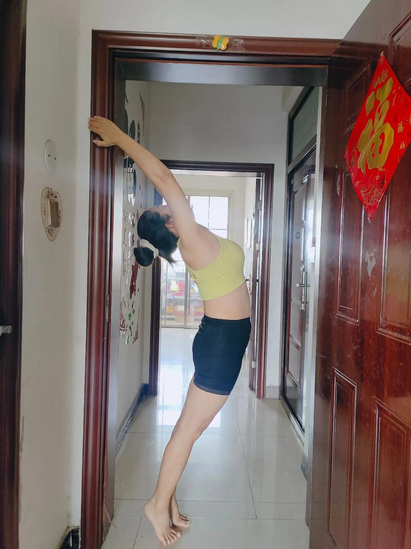 胸部门框拉伸动作讲解_热身拉伸护胸部,缓解酸痛促恢复! 胸部门框拉伸动作讲解_热身拉伸护胸部,缓解酸痛促恢复!