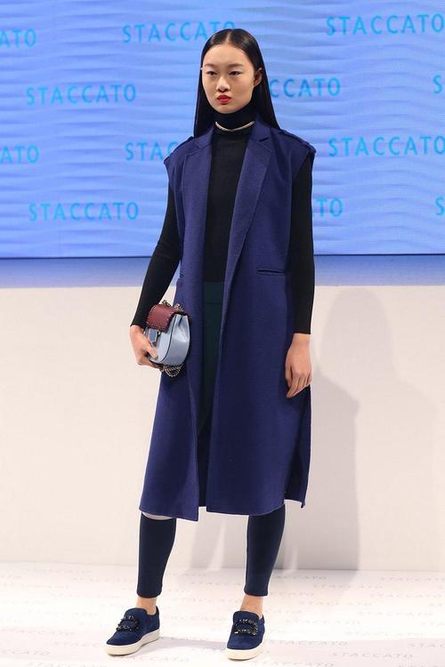 湖蓝色大衣配什么内搭_湖蓝大衣百搭，内搭巧思显气质