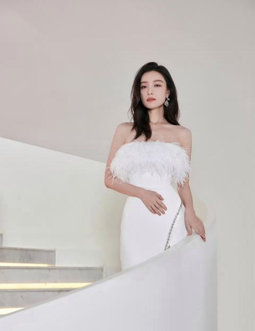 羽毛裙怎么搭配_羽毛裙时尚搭配，优雅又多变