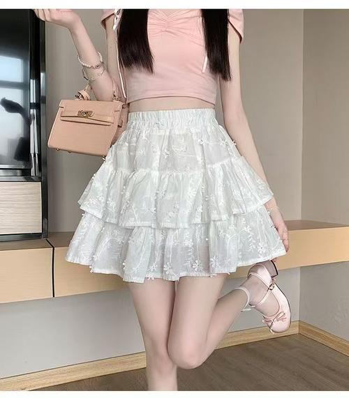 穿白色短蓬蓬裙配什么鞋子_白色蓬蓬短裙四季穿搭，时尚百搭！