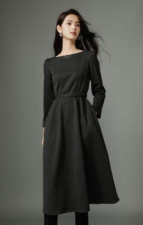 为深灰色羊毛连衣裙搭配外搭_秋冬百搭优雅，巧搭显时尚
