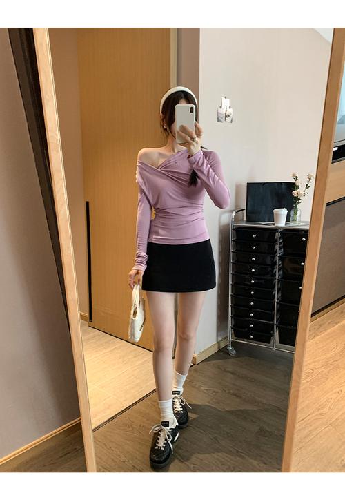 荡领收腰上衣配什么下装好看_显瘦又显高，时尚感十足！