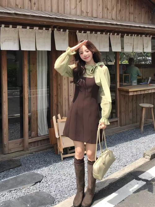 咖绿色裙子可以搭配黑色衬衣吗_咖绿裙配黑衬衣，优雅显品味