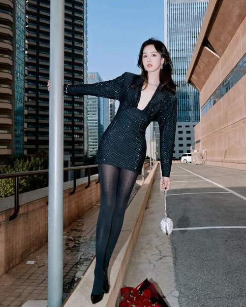 陈都灵连体裤配蕾丝又美又帅_性感与清纯的碰撞