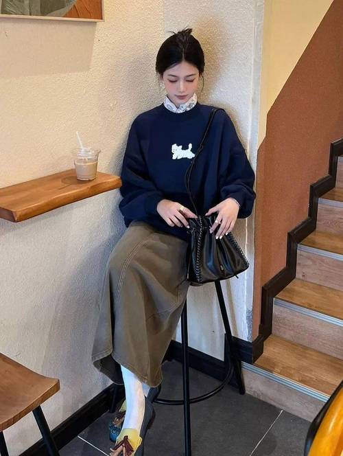 水蜜桃色裙子搭配卫衣_水蜜桃裙甜美显年轻，时尚百搭，夏日必备！