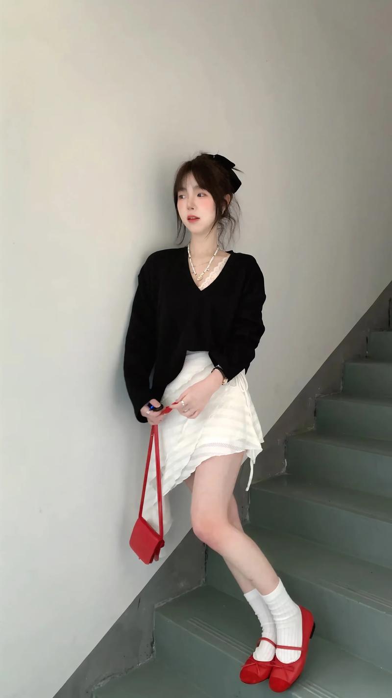 韩款日常穿搭_韩系穿搭松紧平衡，短上衣配高腰裤，基础款堆砌，配饰点亮，舒适时髦