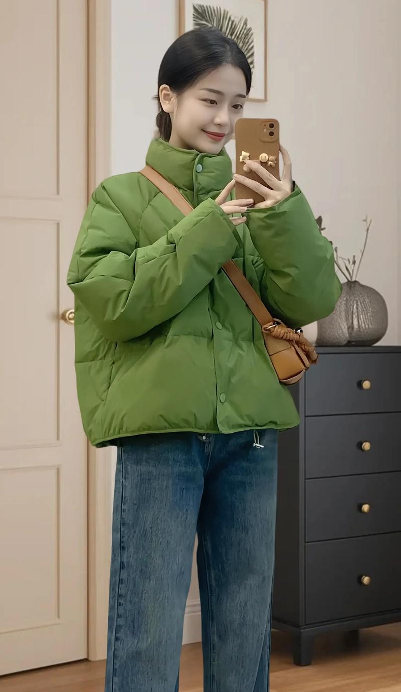 淡绿色棉服配什么颜色裙子_棉服配白裙优雅，黑裙沉稳，花裙活力，粉裙甜美，灰裙通勤