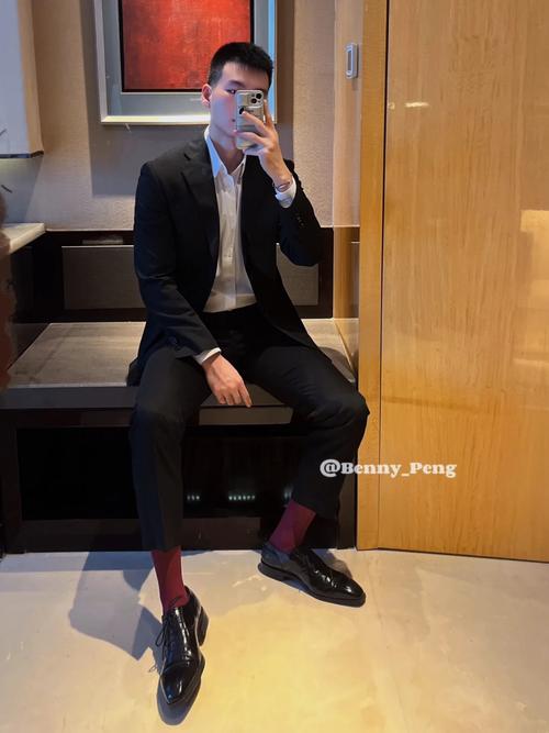 男红鞋配什么颜色衣服_红鞋点亮造型,简搭显个性 男红鞋配什么颜色衣服_红鞋点亮造型,简搭显个性