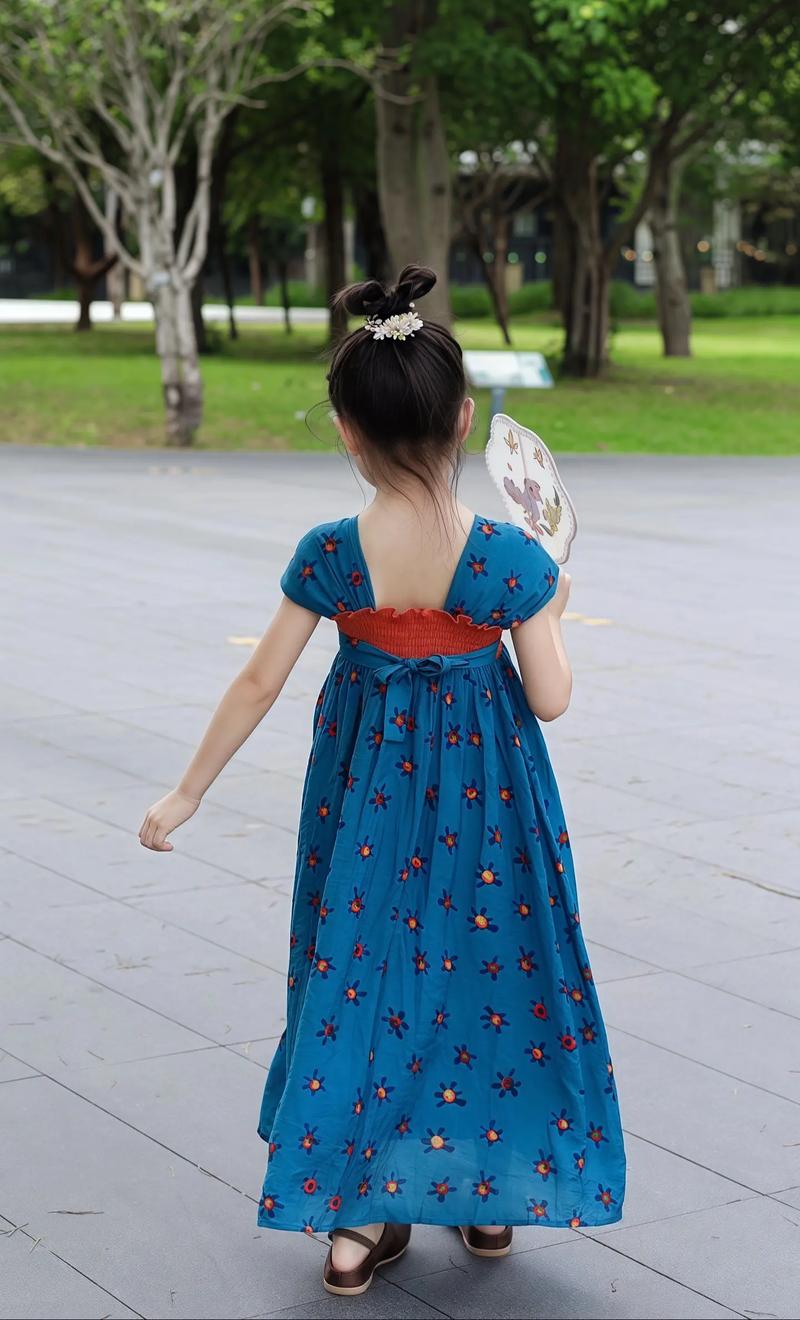 往后站站看看裙子效果_裙子拍照姿势，轻松出片显温柔