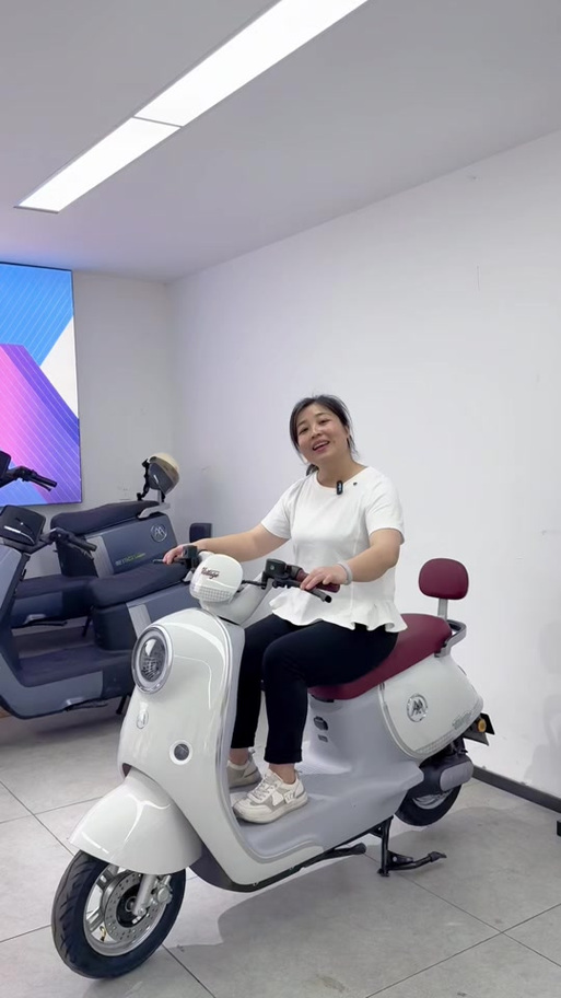 爱玛橙适合60岁穿吗_活力时尚，成熟女性优选色