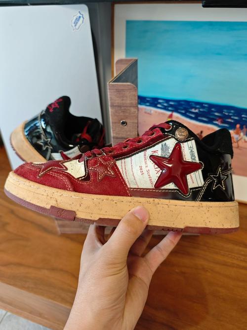 红蓝配色高跟鞋后面有星星_璀璨红蓝星高跟鞋，彰显个性时尚！