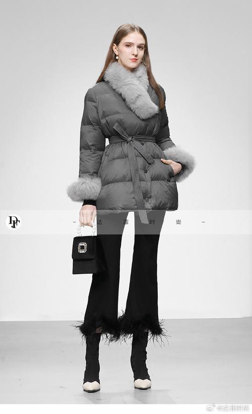 亮灰色羽绒服怎么搭配_亮灰羽绒服搭配指南，穿出高级感！