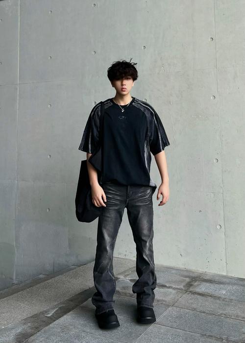 上黑下灰搭配好看吗男_黑上衣配灰裤子怎么样？