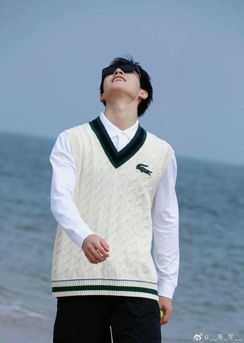 周子恒穿着一件白色的坎肩_周子恒驻唱困境,苏晚冷静决绝,关系生变 周子恒穿着一件白色的坎肩_周子恒驻唱困境,苏晚冷静决绝,关系生变