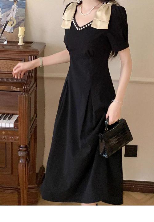 宫廷风黑色长裙的搭配建议_百搭时尚，细节制胜！