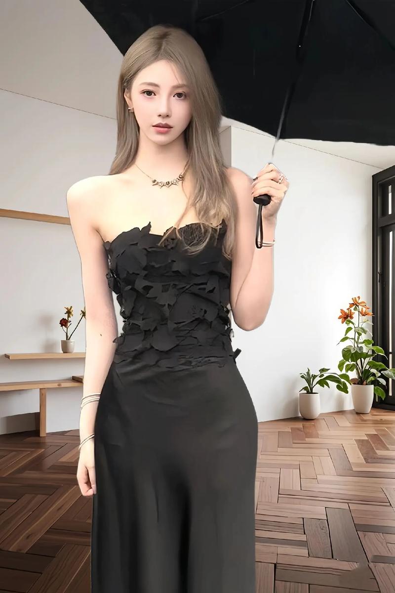 包着胸的裙子是什么款式_奶油白蕾丝抹胸裙，夏日优雅必备！