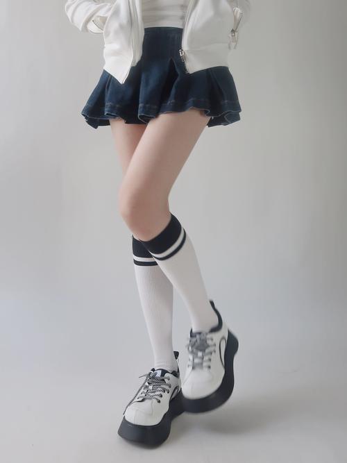 十一岁穿校服配白袜穿运动鞋_遵守规范显个性