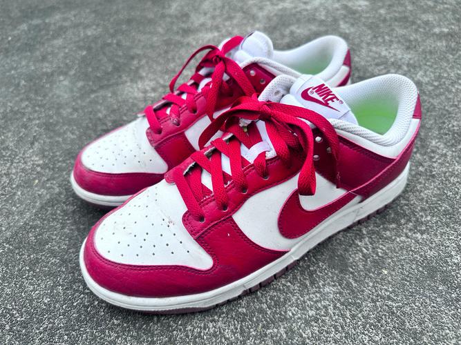 红白配色的鞋子好搭配吗_时尚亮眼，轻松出彩！