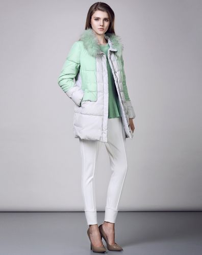灰湖绿羽绒服配什么颜色_百搭清新，简约大气