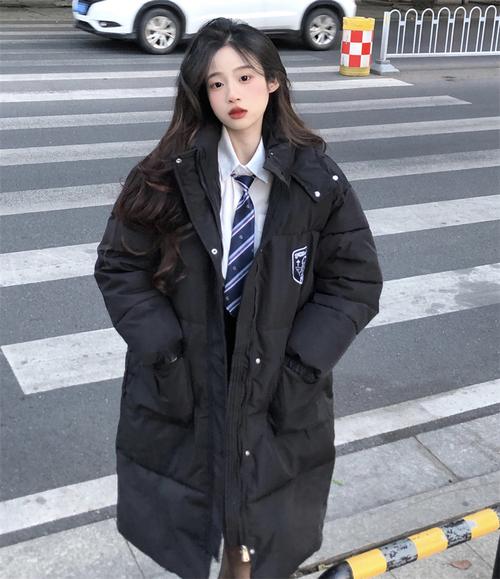 高三女生秋冬装搭配推荐_暖色调毛衣配裤装，叠穿保暖显活力