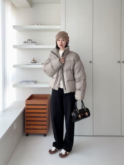奶灰羽绒服怎么搭配裤子_奶灰羽绒服百搭实用，时尚百搭显高级