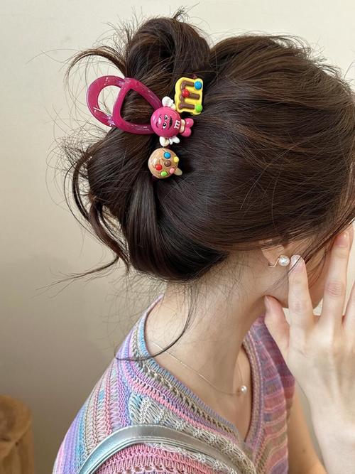 我平时需要扎头发要剪什么发型_高马尾丸子头显脸小,圆脸女孩必备扎发技巧 我平时需要扎头发要剪什么发型_高马尾丸子头显脸小,圆脸女孩必备扎发技巧