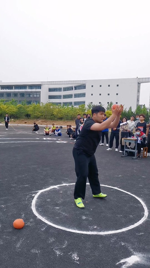 后抛实心球练习方法_原地双手后抛实心球技巧分享 后抛实心球练习方法_原地双手后抛实心球技巧分享