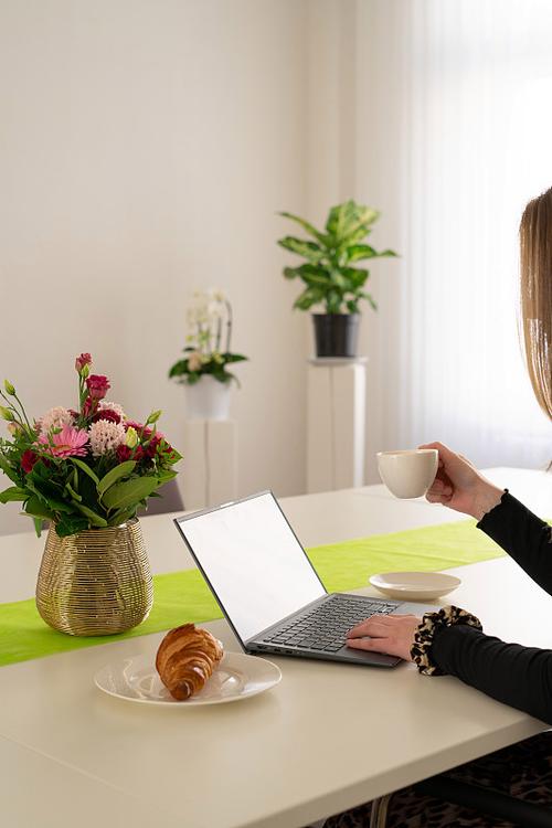 桌边坐着拍照姿势大全_咖啡馆木桌柔光拍照指南