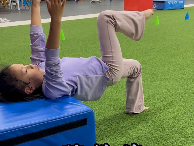 胯部灵活性训练_拉伸压膝增柔韧,臀桥平板强支撑 胯部灵活性训练_拉伸压膝增柔韧,臀桥平板强支撑