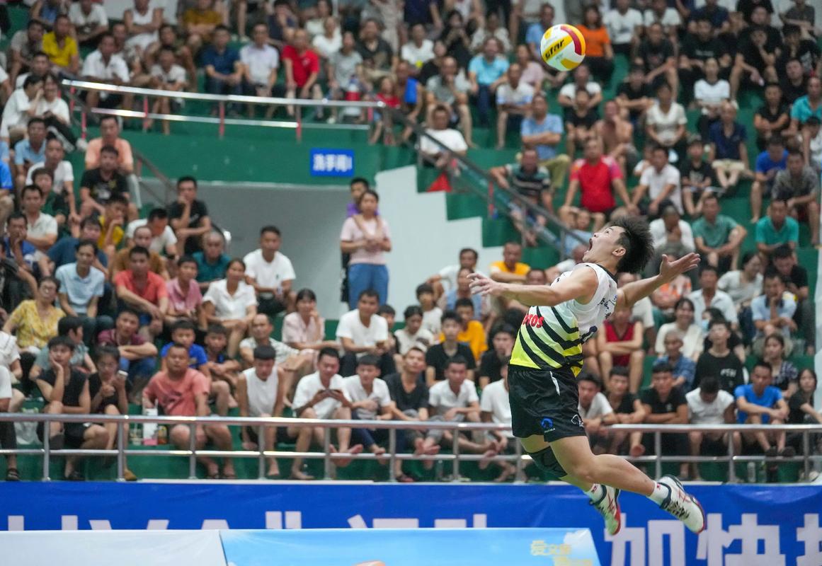 跳发球技术动作包括_排球得分利器，助跑击球技术详解