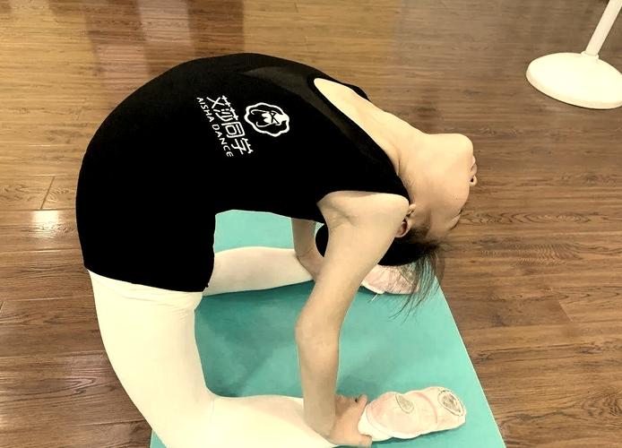 站下腰的动作要领_站下腰练柔韧平衡，热身慢练防受伤