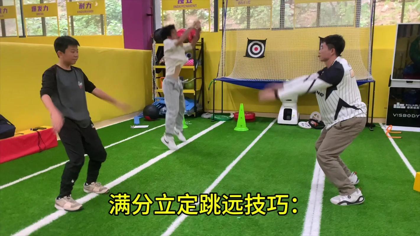 跳跃落地缓冲正确姿势_站直起跳脚前掌，膝盖微屈缓冲好