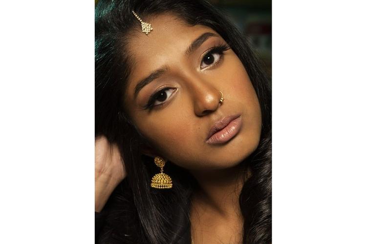 基督教里拉女生头发_长发象征荣耀，马利亚擦脚显爱意