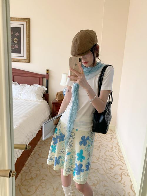 黄花半裙配什么上衣好看啊_黄花半裙色彩搭配技巧