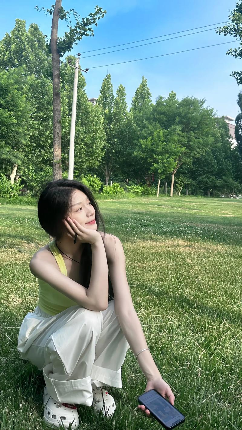 正常20岁女生的穿搭_春夏清爽显嫩，秋冬质感层次