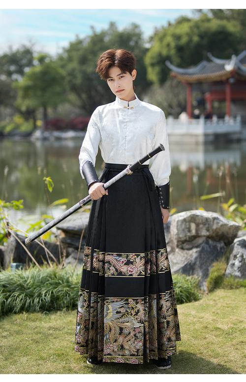 和马面裙搭配男士服装_男穿马面裙，前卫时尚新尝试