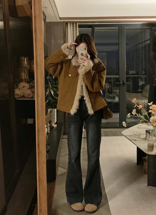 浅褐色外套搭配什么裤子_浅褐外套搭裤子，黑白灰蓝选几色？