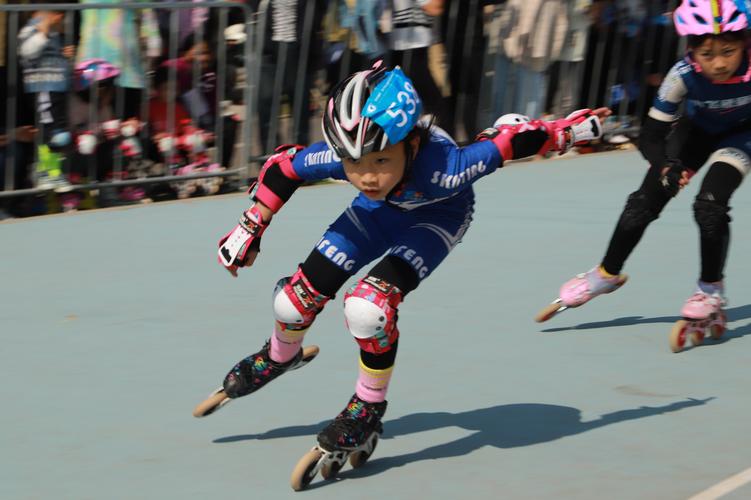 轮滑陆地训练_单脚跳压步侧跳平衡训练，提升轮滑技巧