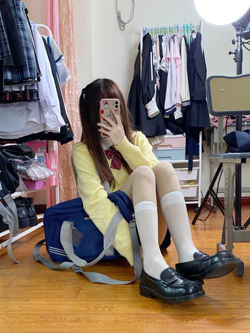 再穿个光腿神器配个小腿袜白丝_长靴配白长袜，时尚又保暖！