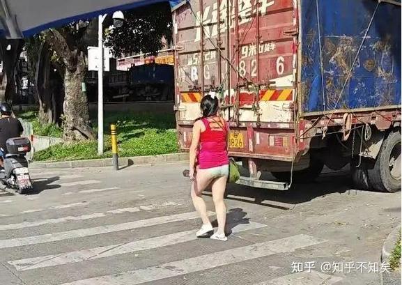 只穿上衣没穿裤子上街合适吗_舒适为主，得体出门