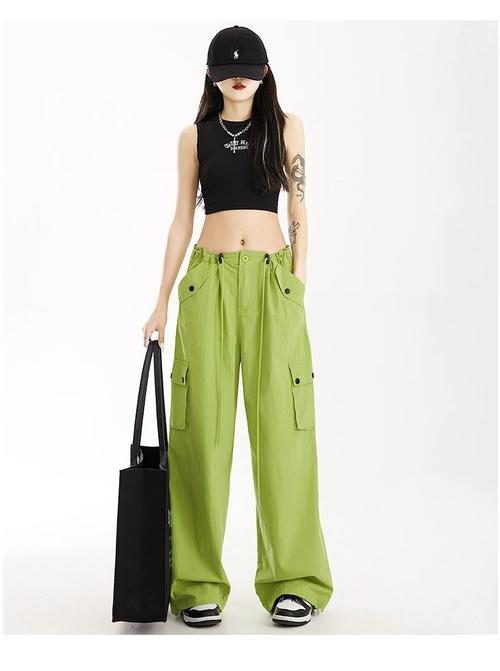 绿运动裤配什么颜色上衣_绿色运动裤，色彩多样百搭，时尚搭配技巧！