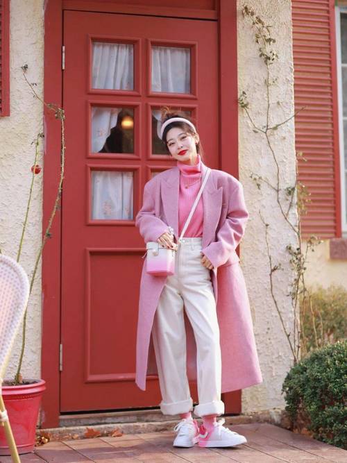 水粉色衣服高级感配色_脏粉低饱和度，粉色穿搭显高级