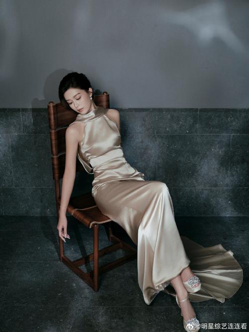 娱乐圈女明星的催眠穿搭是什么_科技艺术融合，睡衣风引领潮流