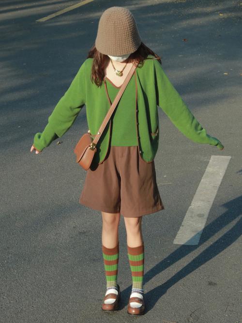 棕绿色裤子配什么颜色上衣_绿色裤子搭百变上衣，清爽个性任你选！