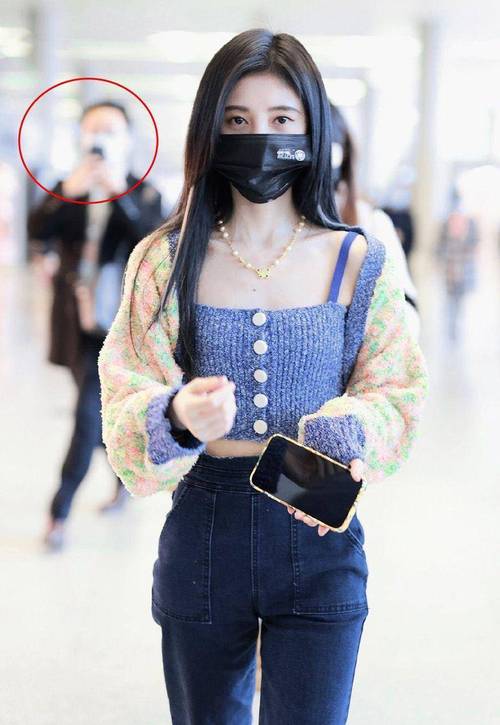 鞠婧祎穿q露脐装搭配牛仔裤_露脐装+牛仔裤时尚满分