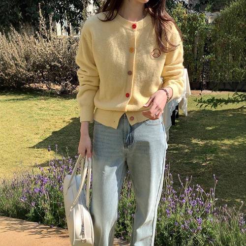 黄毛衣配什么样的外套_白黑灰撞色，显个性又和谐