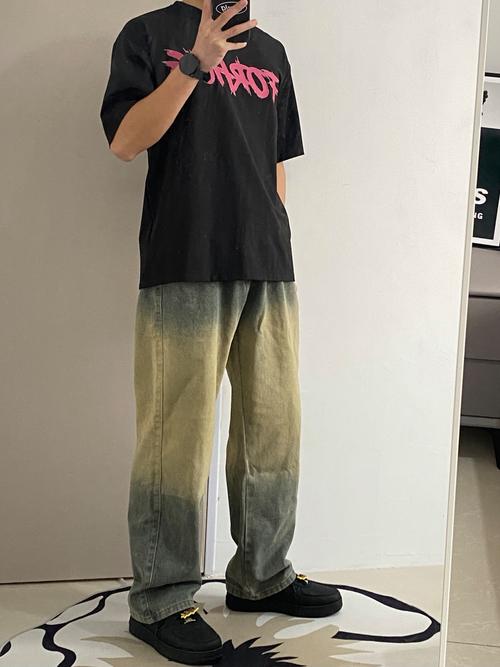 泥巴色的裤子配什么颜色的上衣_泥巴色裤百搭显气质，T恤衬衫穿出个性