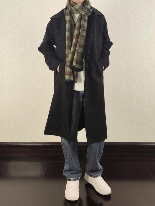 男大衣搭配什么鞋子_韩国男生经典大衣搭平底鞋，简约活力，卫衣叠穿显层次