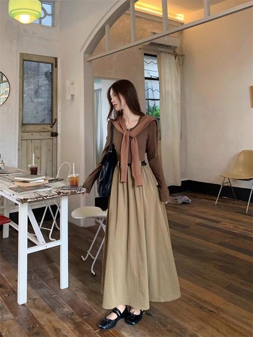 梯形披肩怎么搭配裙子_梯形披肩怎么选？冬季搭配显优雅